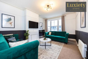 NEW! 3BR Private Home - HIGH STREET LOCATION! Long & Short stays by Luxiety Stays Serviced Accommodation